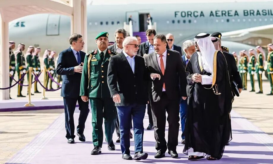 Lula desembarca na Arábia para apresentar projetos de investimento
